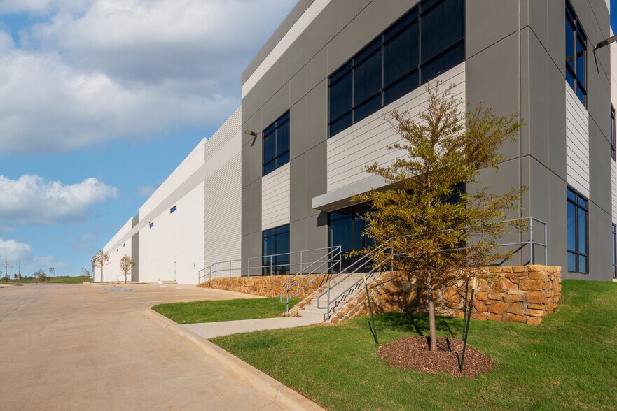 More Photos Of 3411 Mingo Rd, Denton Unknown For Lease