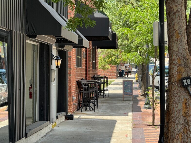 More Photos Of 127 SE 3rd St, Lees Summit Freestanding For Lease