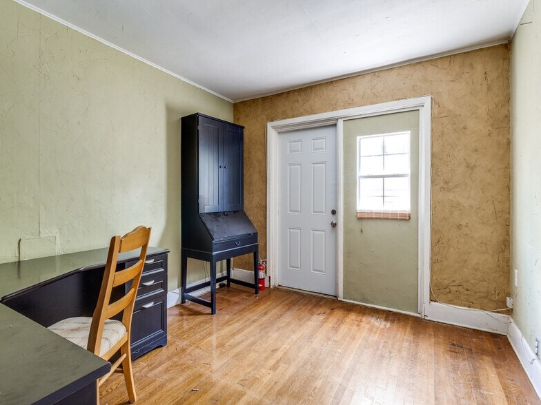 More Photos Of 5832 Live Oak St, Dallas Freestanding For Sale