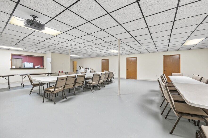 More Photos Of 832 Allardt Hwy, Jamestown Showroom For Sale