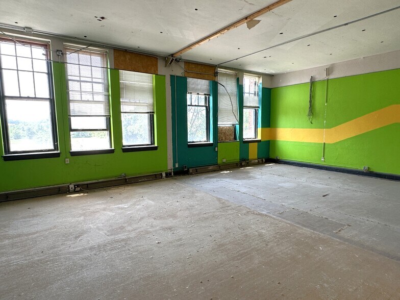 More Photos Of 921 W State St, Rockford Schools For Sale