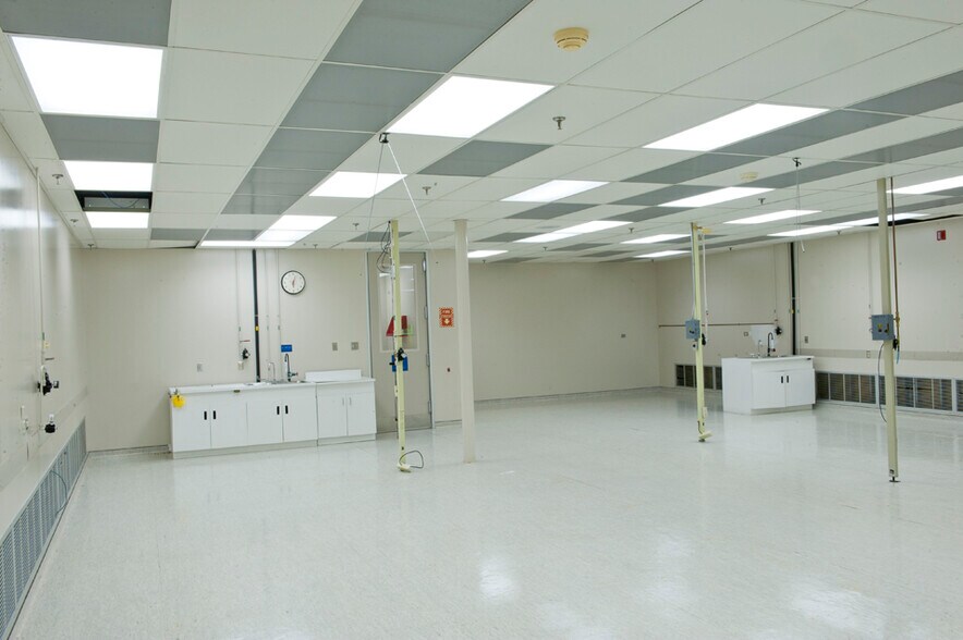 More Photos Of 4005 Technology Dr, Angleton Office For Lease