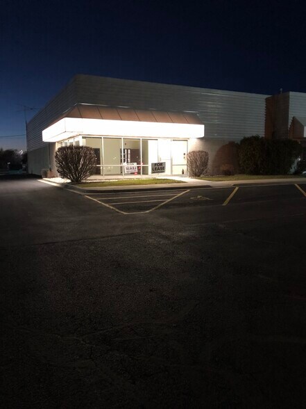 More Photos Of 265-281 N Industrial Dr, Bradley Showroom For Lease