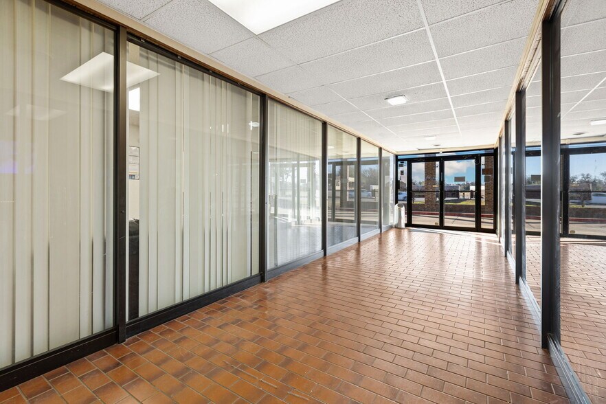 More Photos Of 1900 N Macarthur Blvd, Oklahoma City Office For Sale