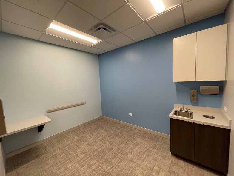 More Photos Of 565 Lakeview Pky, Vernon Hills Medical For Sale
