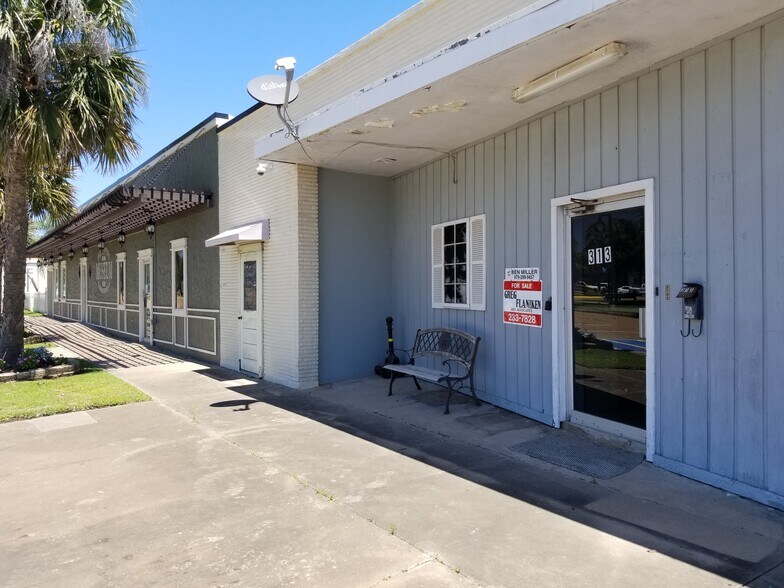 More Photos Of 313 E Park St, Freeport Storefront Retail Office For Lease
