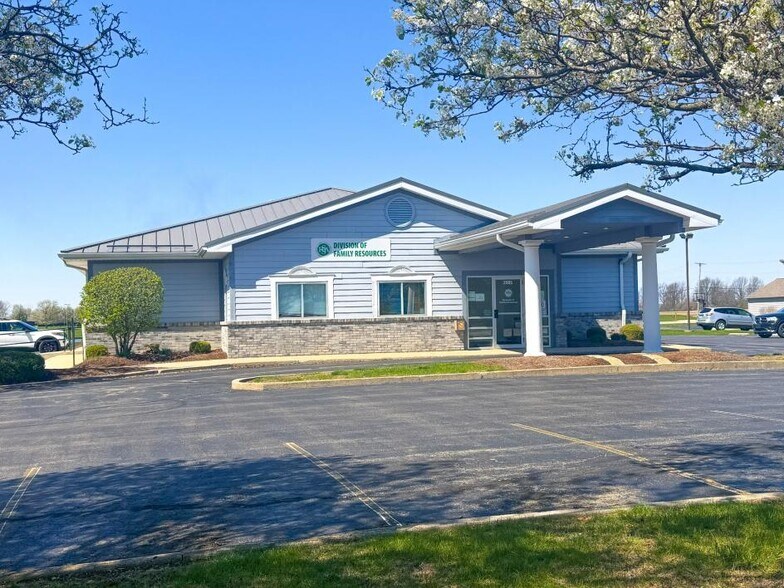 More Photos Of 2007 N Walnut St, Hartford City Office For Sale
