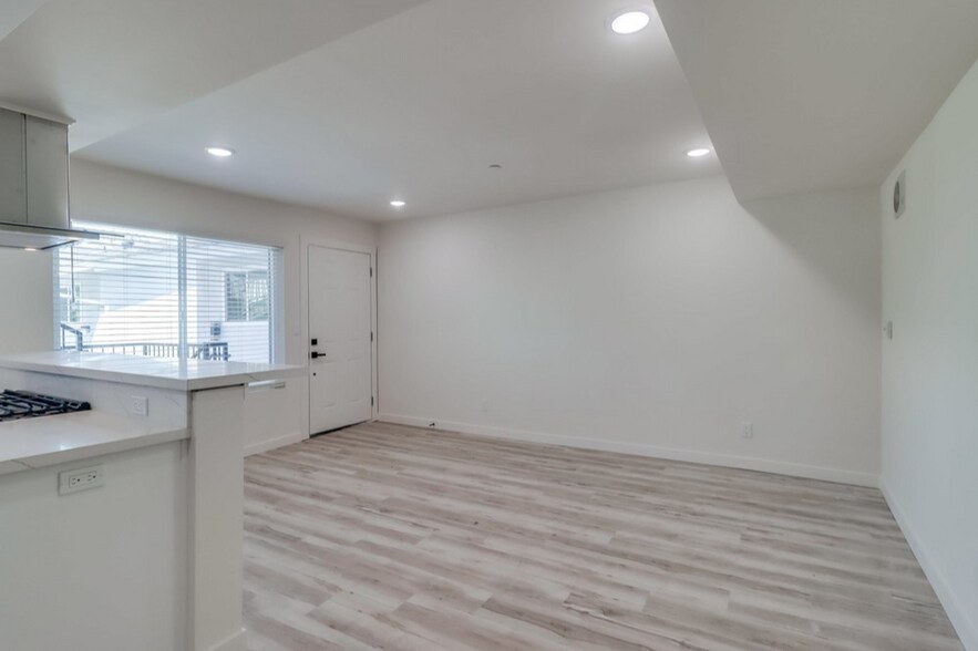 More Photos Of 1478 Hornblend St, San Diego Apartments For Sale