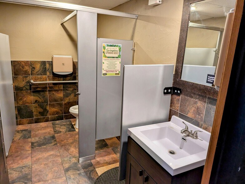 More Photos Of 406 Cherry Ave, Rochelle Sports And Entertainment For Sale