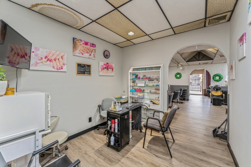 More Photos Of 917 Hempstead Tpke, Franklin Square Storefront For Sale