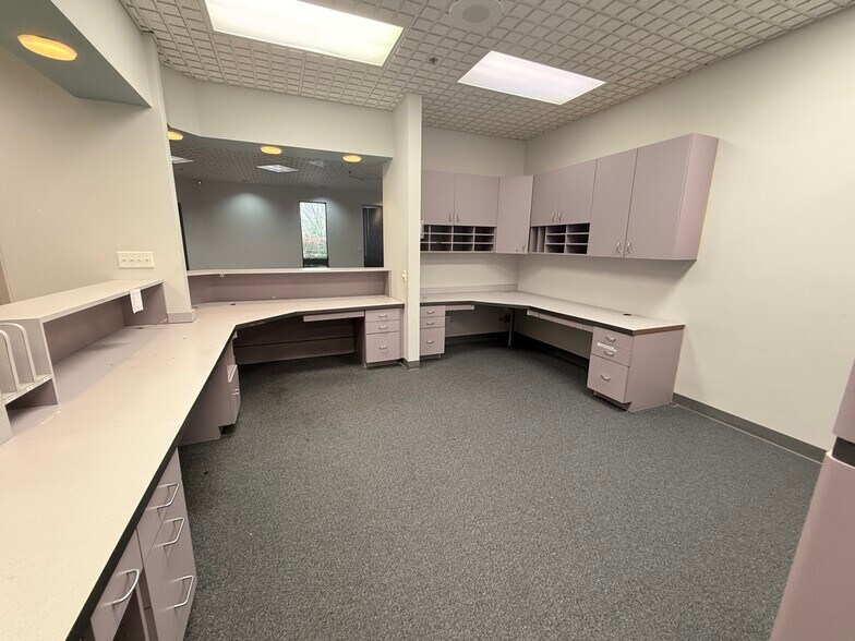 More Photos Of 600 W Lake Cook Rd, Buffalo Grove Medical For Lease