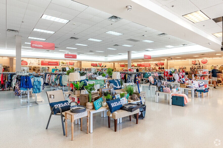 More Photos Of 3870-3998 Bremen Crossing, Bremen General Retail For Lease