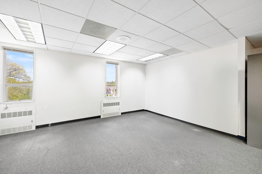 More Photos Of 3715 Main St, Bridgeport Medical For Lease