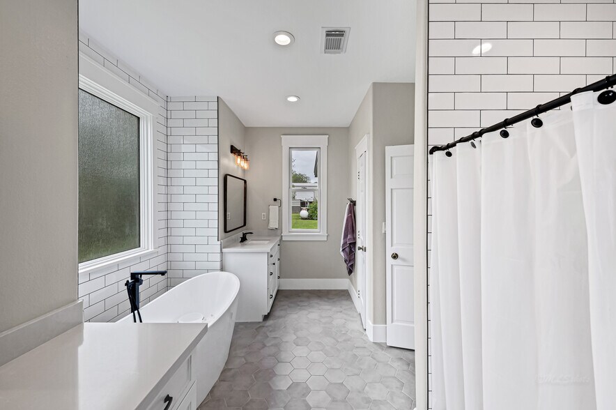 More Photos Of 13845 Boudreaux Rd, Tomball Manufacturing For Sale