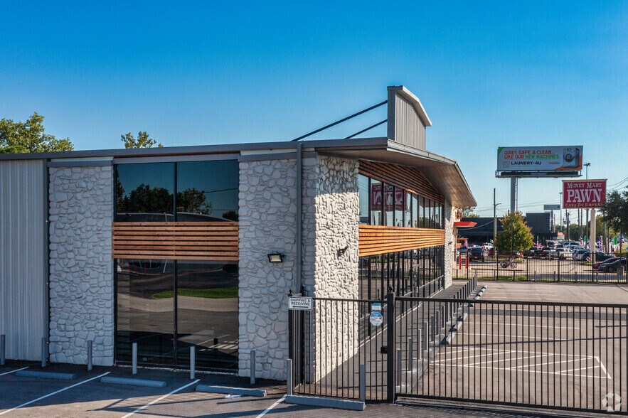 More Photos Of 10034 North Fwy, Houston Warehouse For Sale