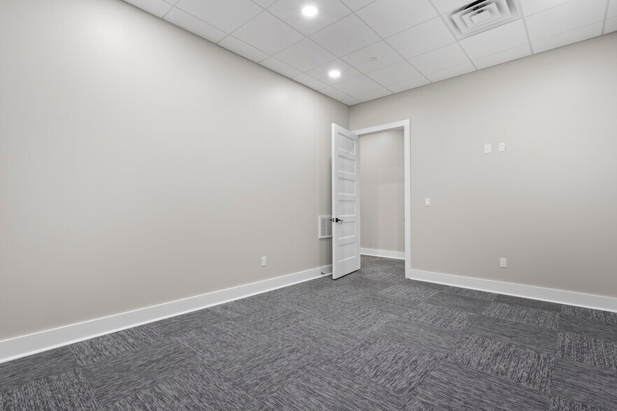 More Photos Of 13334 Seaway Rd, Gulfport Office For Lease