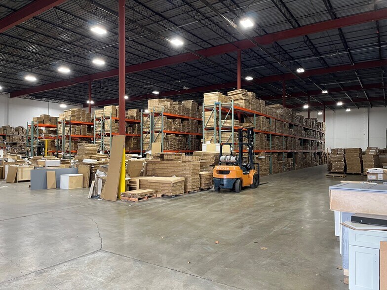 More Photos Of 551-567 Strander Blvd, Tukwila Warehouse For Lease