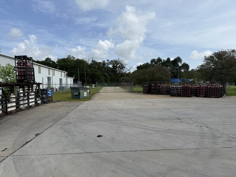 More Photos Of 441 N Post Oak Rd, Sulphur Industrial For Lease