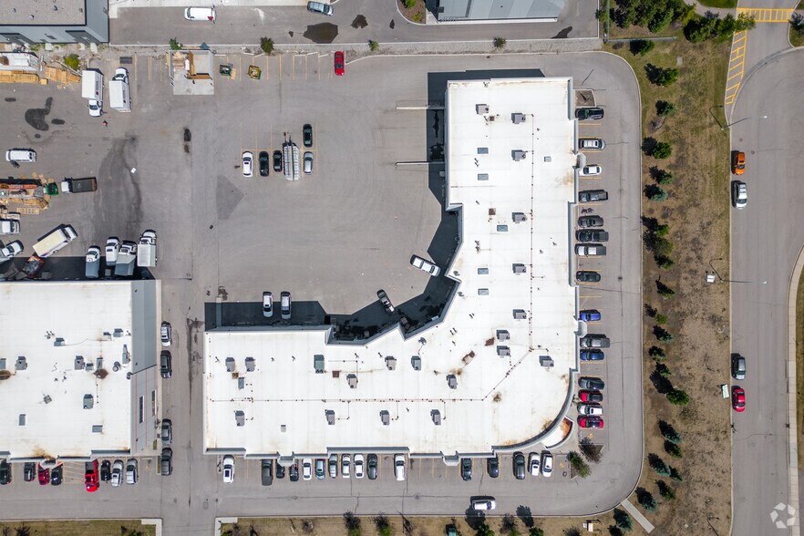 More Photos Of 3670 63rd Ave NE, Calgary Showroom For Lease