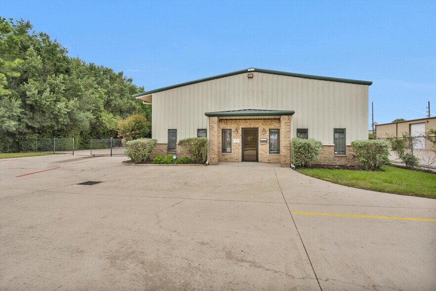 More Photos Of 11111 Neeshaw Dr, Houston Industrial For Lease