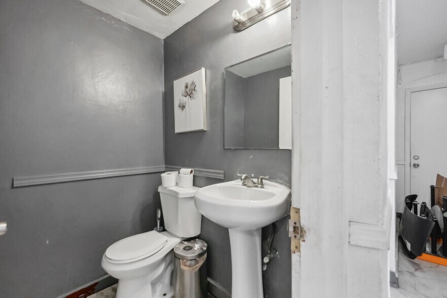 More Photos Of 15150 W Dixie Hwy, North Miami Beach Auto Repair For Sale