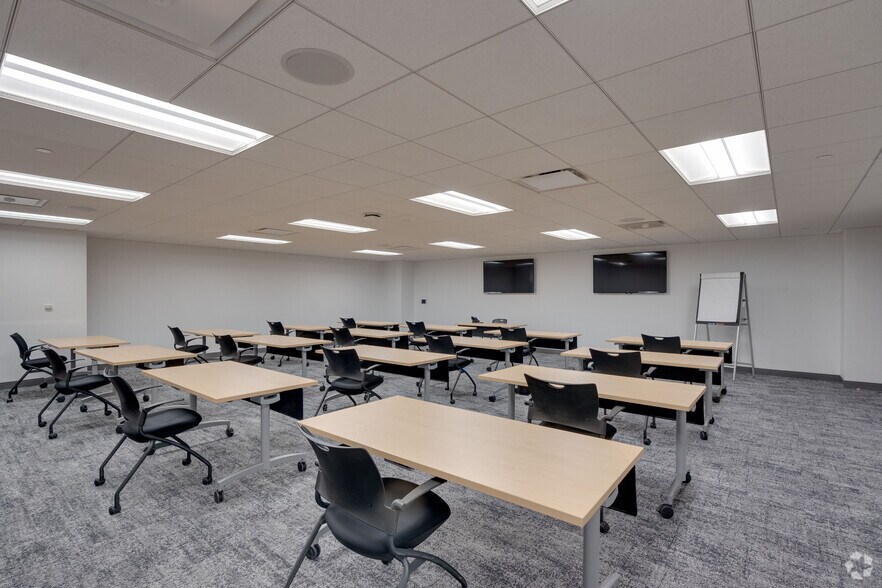 More Photos Of 2021 Spring Rd, Oak Brook Office For Lease