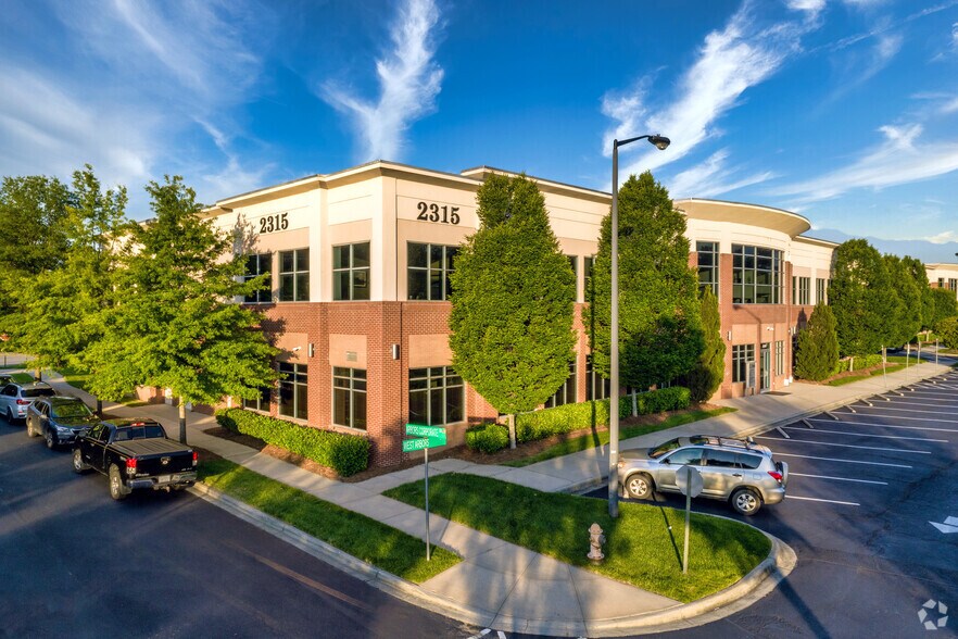 More Photos Of 2315 W Arbors Dr, Charlotte Medical For Lease