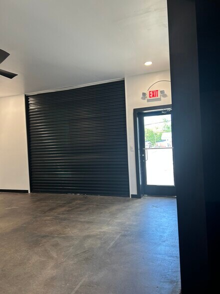 More Photos Of 904 Maple St, Carrollton Freestanding For Lease