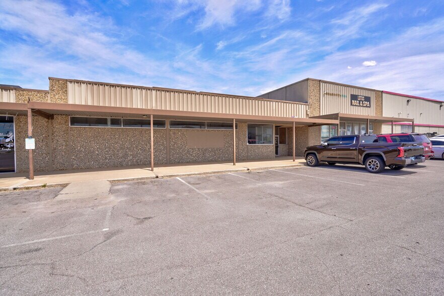 More Photos Of 1504 SW 27th St, El Reno General Retail For Lease