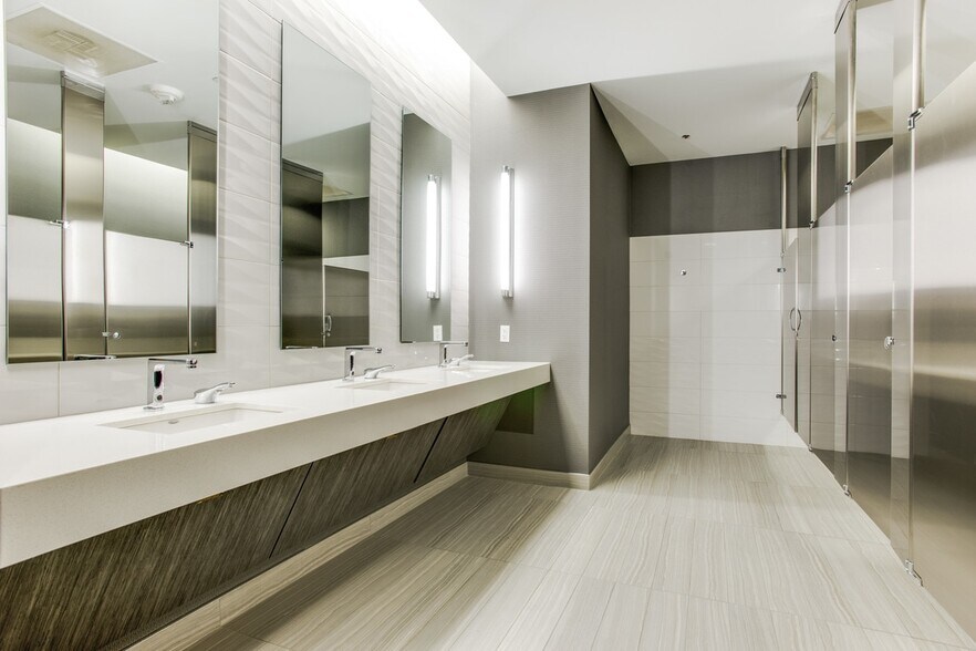 More Photos Of 5950 Sherry Ln, Dallas Office For Lease