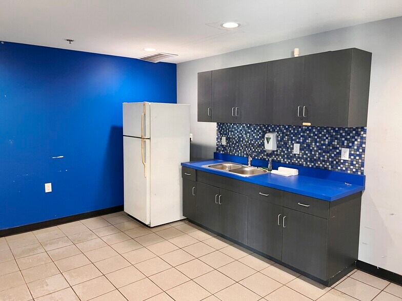 More Photos Of 615 Washington St, Brainerd Auto Repair For Lease