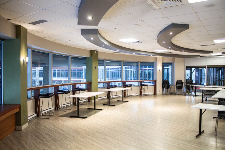 More Photos Of 815 Boul Lebourgneuf, Québec Office For Lease