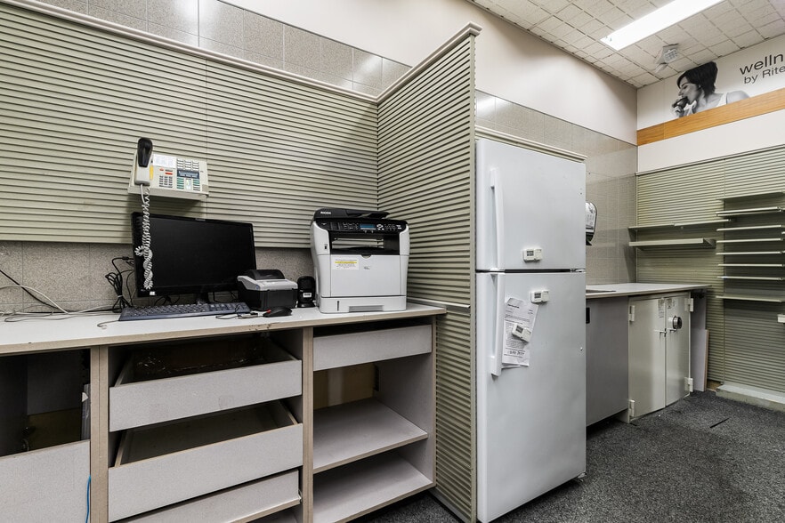 More Photos Of 3227 Northwest Ave, Bellingham Drugstore For Lease