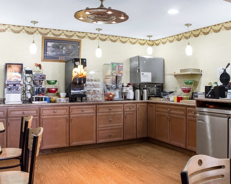 More Photos Of 900 N 43rd St, Grand Forks Hotel For Sale