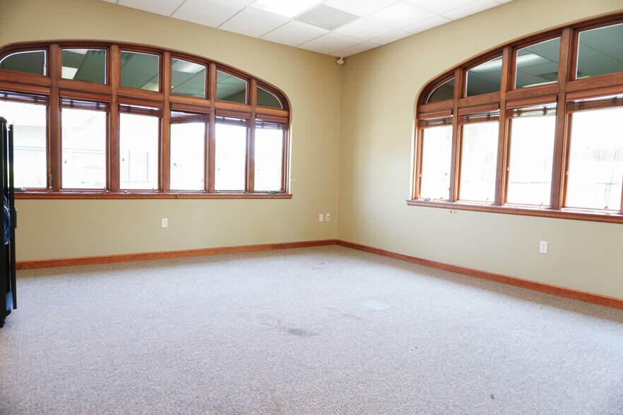 More Photos Of 2021 Vanesta Pl, Manhattan Office For Lease