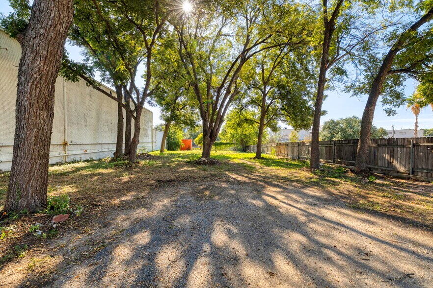 More Photos Of 926 S Laredo St, San Antonio Service For Sale