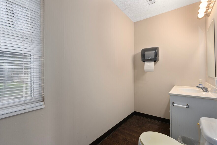 More Photos Of 8101 Shawnee Mission Pky, Shawnee Mission Medical For Lease