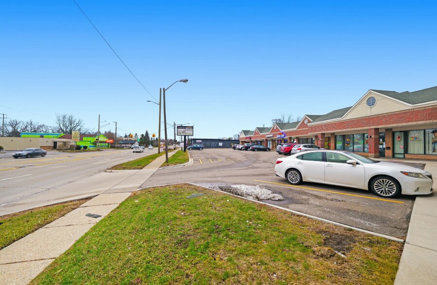 More Photos Of 1052-1072 W Huron St, Waterford Freestanding For Lease
