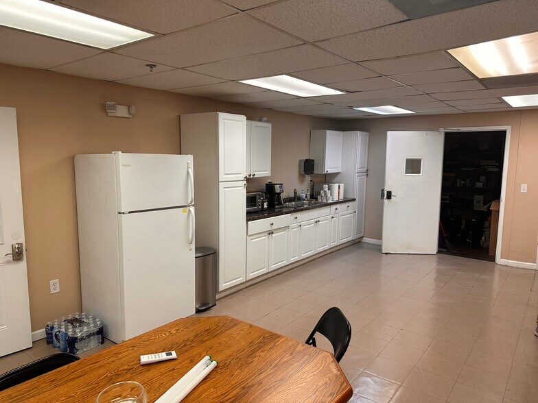 More Photos Of 418 E Jones St, Lewisville Manufacturing For Lease