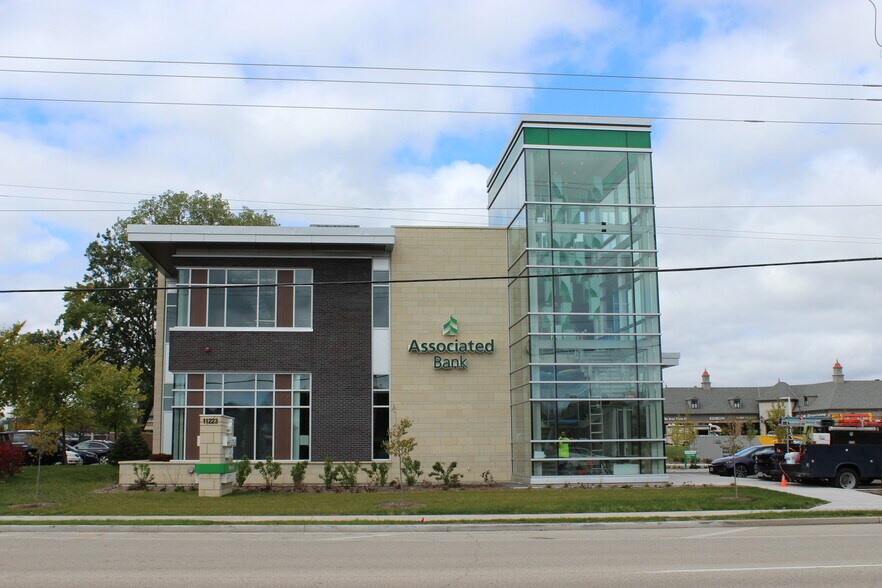 More Photos Of 11223 N Port Washington Rd, Mequon Bank For Lease