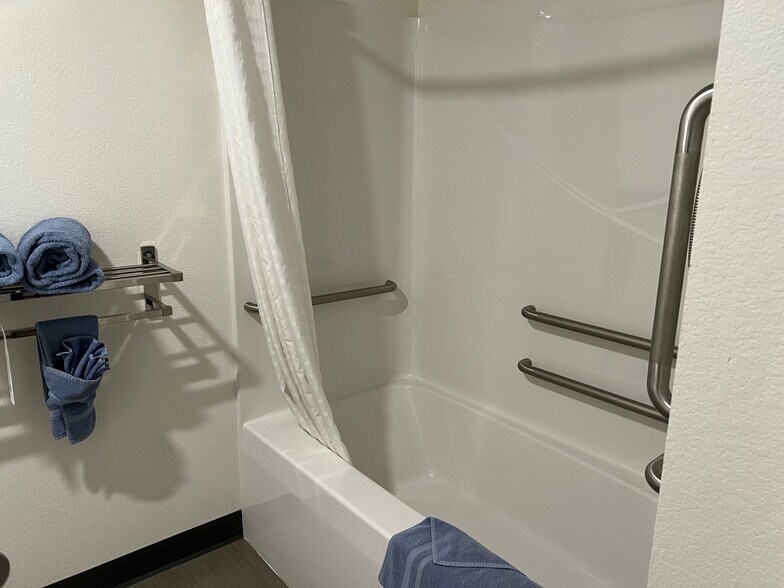 More Photos Of 711 Commercial Ave, Eagle Grove Hotel For Sale