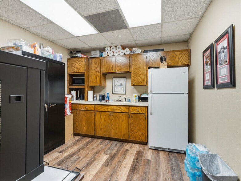 More Photos Of 931 Arlington St, Ada Office For Sale