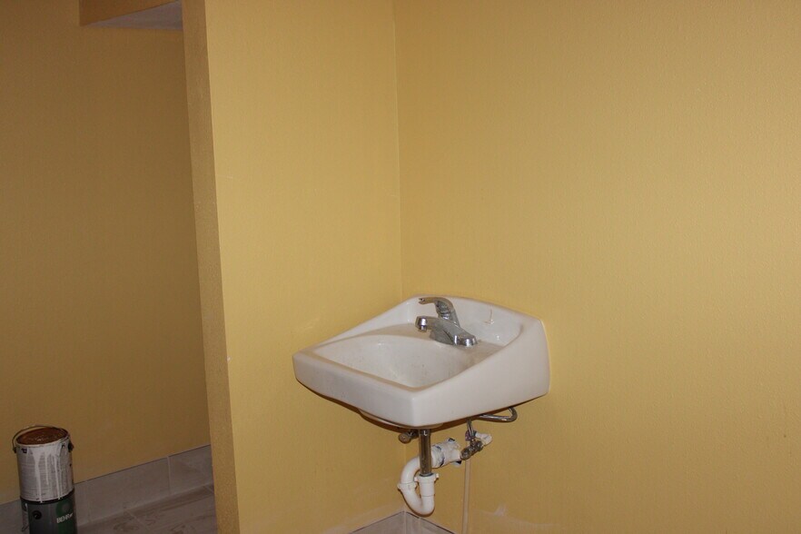 More Photos Of 2180 Hercules Ave, Clearwater Freestanding For Lease