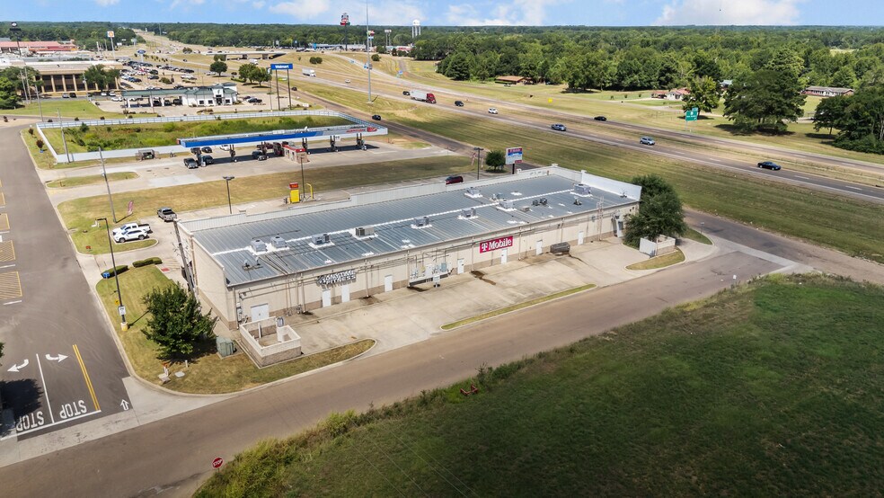 More Photos Of 910 James Bowie Dr, New Boston General Retail For Lease