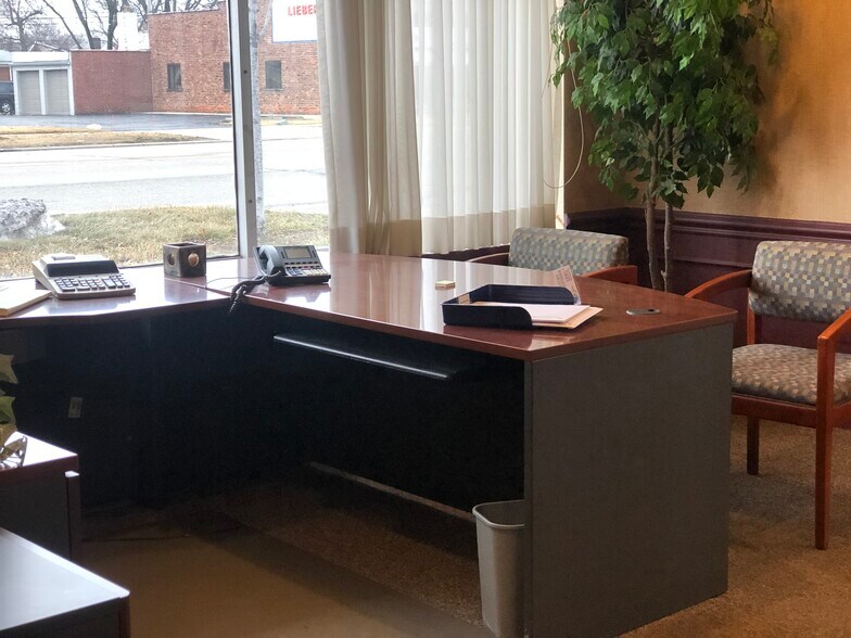 More Photos Of 18735 Ecorse Rd, Allen Park Office For Lease