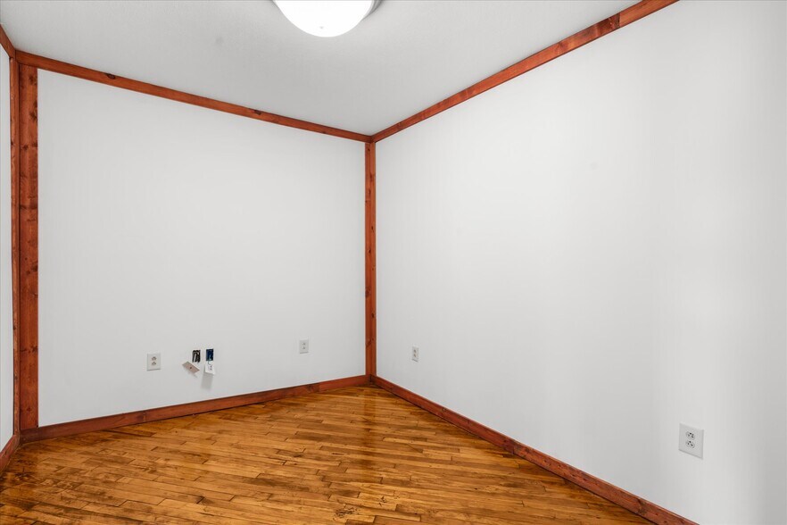 More Photos Of 102 S Richmond St, Fleetwood Warehouse For Sale