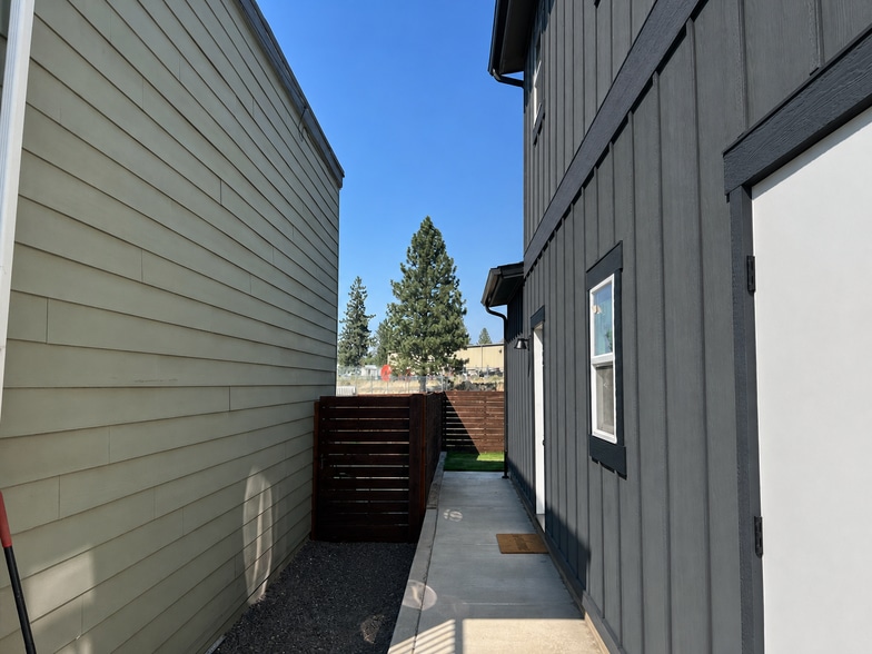 More Photos Of 404 SE Railroad St, Bend Apartments For Sale