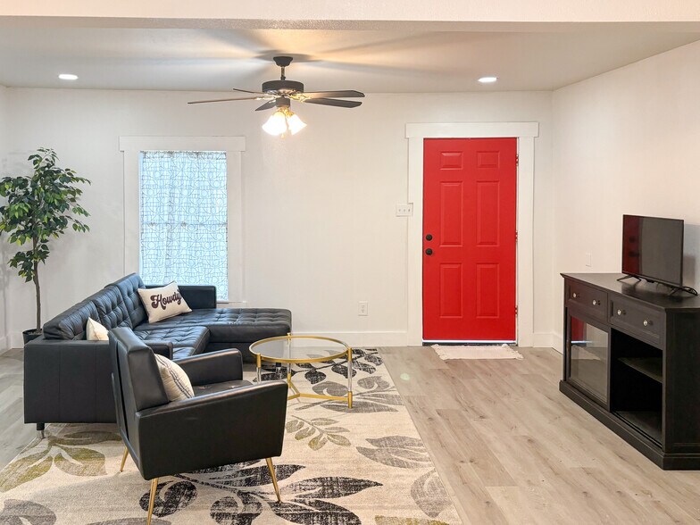 More Photos Of 400 Oak St, Bryan Office Residential For Lease