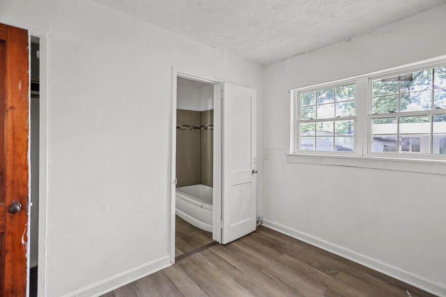 More Photos Of 138 Main St, Sharpsburg Flex For Sale