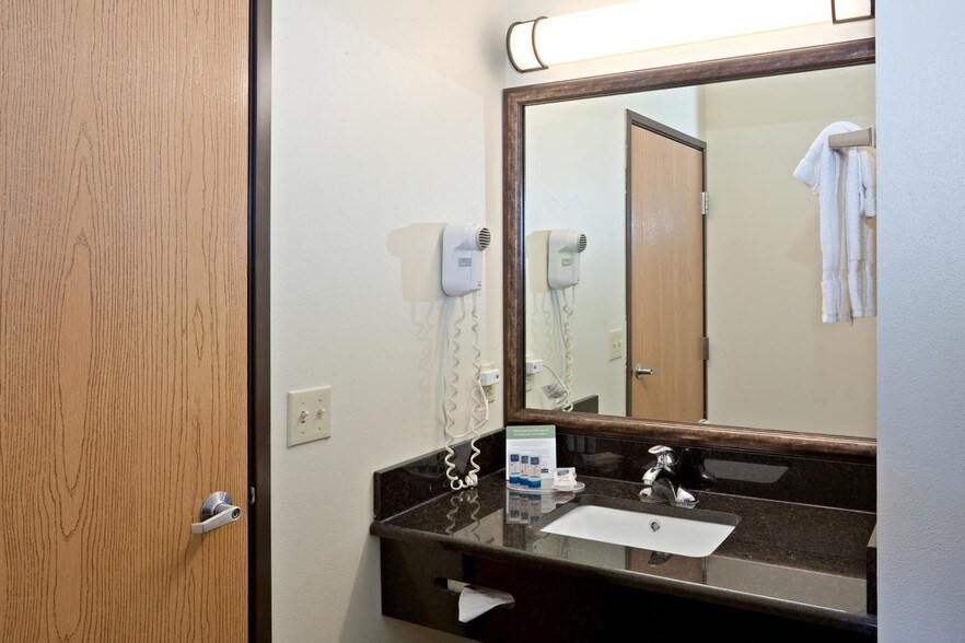 More Photos Of 2405 S El Camino Dr, Sayre Hotel For Sale